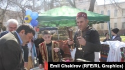 Нооруз майрамына карата уюшулган ар улуттун башын бириктирген көргөзмө. Сүрөттө түрк диаспорасынын өкүлдөрү. Бишкек. 21-март. 2015-ж.