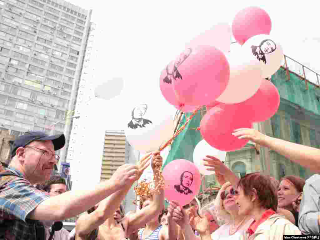 Несколько десятков человек с воздушными шарами и в майках с портретом Михаила Ходорковского колонной пошли по Арбату 26 июня, раздавая подарки прохожим.