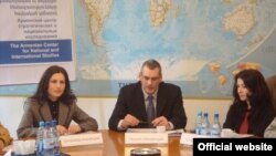 Армения - Директор Армянского центра стратегических и национальных исследований Ричард Киракосян (в центре), архив