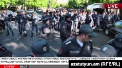 Полиция выставила кордон на проспекте Баграмяна, где расположено здание парламента Армении, 16 апреля 2018 г.  