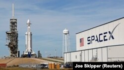 راکت فالکون و مقر شرکت اسپیس‌ایکس