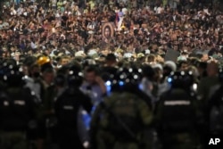 Жандармерия охранява по време на антиправителствения протест близо до офиса на Сръбската прогресивна партия в Белград на 15 август.