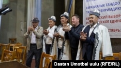 Кандидаты от партии «Биримдик» Шукурулло Файзуллаев, Омурбек Бакиров и Жалалиддин Нурбаев во время встречи с избирателями в Доме культуры Араванского района.