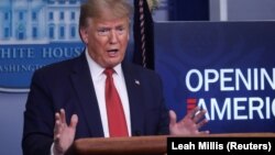 Дональд Трамп на очередной встрече с журналистами в Белом доме, 16 апреля 2020 года
