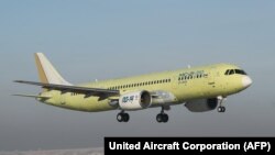 Rusiya istehsalı olan PD-14 mühərrikli M-21-310 sərnişin təyyarəsi İrkutskda sınaq uçuşu zamanı.