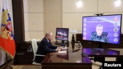 Начальник Генштабу армії Росії Валерій Герасимов доповідає президенту Володимиру Путіну про «повне витіснення» ЗСУ з Курської області РФ. Генштаб ЗСУ це спростував 