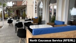 С пятницы на карантин ушли все заведения общепита, закрыты все колхозные рынки, остановлено движение общественного транспорта