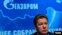 Голова правління «Газпрому» Олексій Міллер на тлі логотипу компанії