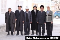 Баткендик аксакалдар. Чоң-Кара айылы, Баткен, Кыргызстан. 2016-жылдын бирдин айынын (февралынын) 24ү.