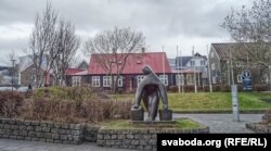 Помнік жанчыне-ваданосу ў цэнтры Рэйк’явіку. Скульптар Асмундур Свэнсан.