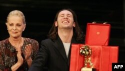 خواننده ایتالیایی پوویا برنده سانرموی پنجاه و ششم