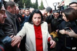 Президент Грузії Саломе Зурабішвілі (у центрі) залишає палац Орбеліані, офіційну резиденцію президента Грузії. Тбілісі, 29 грудня 2024 року