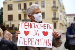 Многія трымаюць у руках плякаты