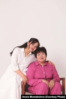 Анара Мурзакулова апасы менен