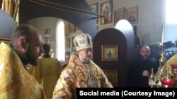 Управляющий Донецкой епархией УПЦ КП владыка Сергий Горобцов (в центре)