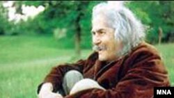 در فضاى حماسى اواخر دهه چهل و دهه پنجاه، مرثيه شكست به حديثى مكرر و نابهنگام بدل شد اما اخوان «چراغ سوخته» در نگاه تراژيك و در مرثيه «ميهن مرده خود» باقى ماند.