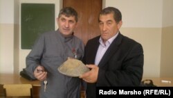 Нохчийчоь -- Шайна динозавран хIоаш карийна хиларан тоьшалла гойтуш ву Нохчийн университетан хьехархо, географ Джабраилов Сайд-Эми, Соьлжа-ГIала, 13Оха2012.