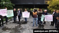 Акция протеста жителей квартала Сари Тах перед резиденцией президента Армении, Ереван, 19 октября 2016 г.