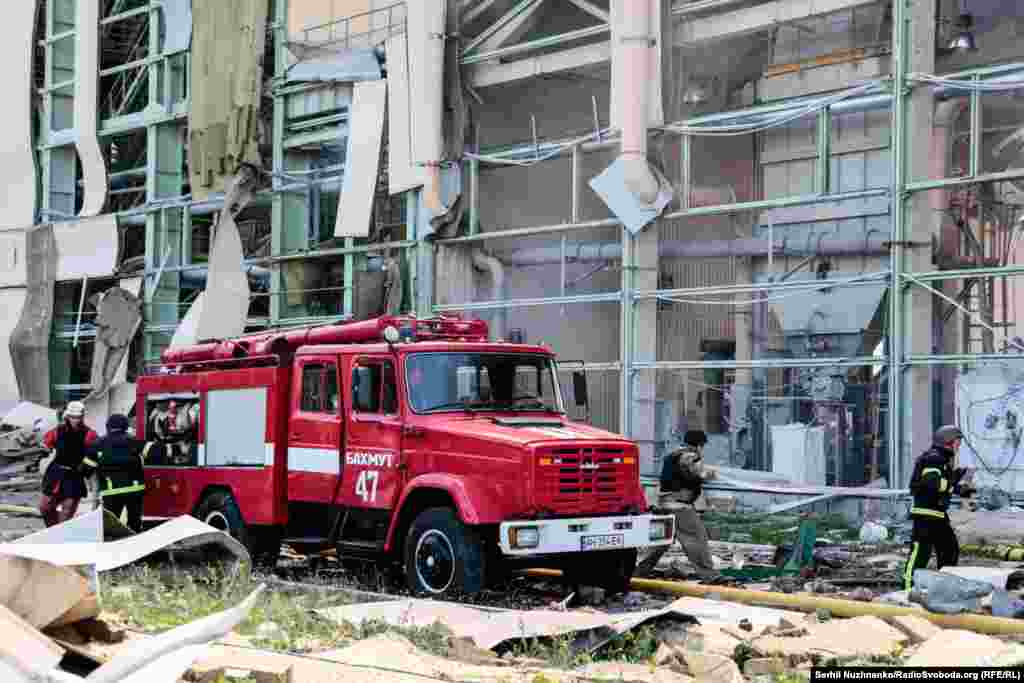 Підрозділи ДСНС працюють на одному з підприємств в Бахмуті Донецької області, яке зазнало обстрілу з боку російської армії, 27 травня 2022 року