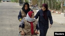 یکی از زخمیان حمله به اردوگاه اشرف. ۸ آوریل ۲۰۱۱.