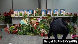 Люди приносять квіти до фотографій загиблих українців в авіакатастрофі в Ірані, аеропорт «Бориспіль», 8 січня 2020 року