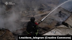 Рятувальники ДСНС гасять пожежу на місці російського удару, Сумщина, 15 травня 2025 року