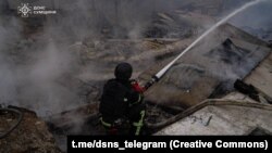 Рятувальники ДСНС гасять пожежу на місці російського удару, Сумщина, архівне фото