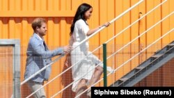 Британ ханзаадасы Гарри жана анын жубайы Меган.