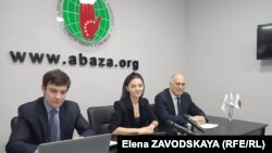 Слева направо: исполнительный секретарь ВААК Инар Гицба, шеф-редактор Амина Лазба, член Высшего совета конгресса Вячеслав Чирикба