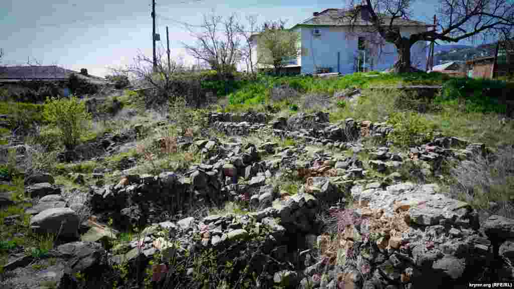 Qaleniñ içindeki yapılarnıñ qalıntıları