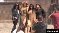 Семья Кардашьян у памятника "Мать-Армения" в Ереване