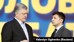 Президент України Петро Порошенко і його наступник Володимир Зеленський під час передвиборчих дебатів на Олімпійському стадіоні у Києві 19 квітня 2019 року