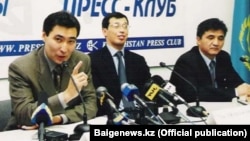 Фото с пресс-конференции, где группа чиновников и бизнесменов заявила о создании движения «Демократический выбор Казахстана». Слева направо: аким Павлодарской области Галымжан Жакиянов, вице-премьер Ораз Жандосов  и депутат мажилиса Толен Токтасынов. Алматы, 18 ноября 2001 года