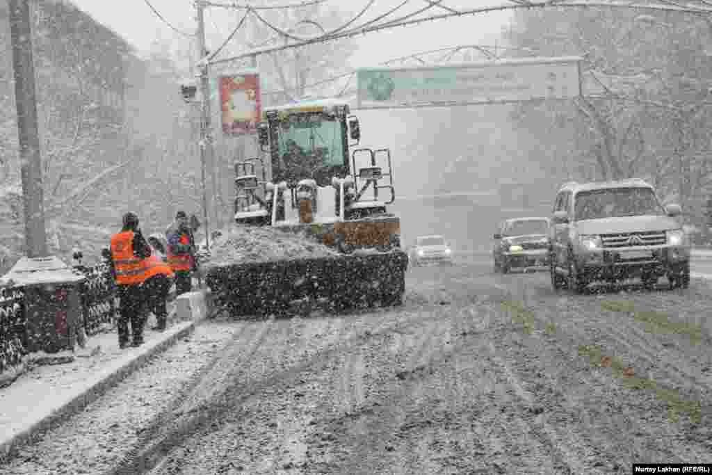 Работники коммунальных служб и спецтехника не успевают чистить снег.&nbsp;