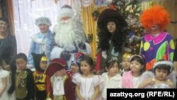 Алматы балабақшаларының біріндегі Жаңа жыл шыршасы мерекесі. (Көрнекі сурет)          