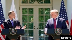 За кілька днів до виборів президент Польщі Анджей Дуда (л) відвідав Вашингтон, де зустрівся з американським лідером Дональдом Трампом