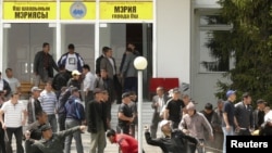 На юге Киргизии вторые сутки продолжаются столкновения сторонников старой и новой власти