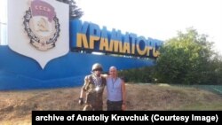 Боєць Харківської групи, позивний «Угрюмий»та полковник Анатолій Кравчук, Краматорськ, Донецька область, липень 2014 рік