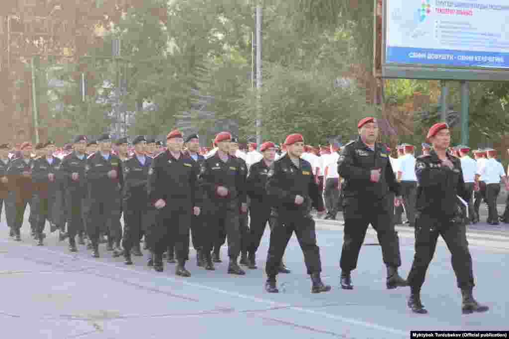 Global Firepower аскердик-аналитикалык порталынын 2016-жылкы эсебинде, кыргыз армиясында жалпысынан 150 танк, 438 бронетранспортер, 159 оор техникасы жана 21 аскерий учак бар. 