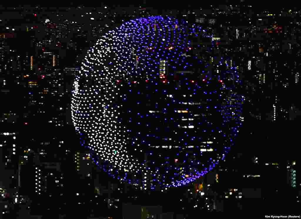 Дроны ўтвараюць зямны шар над Алімпійскім стадыёнам.