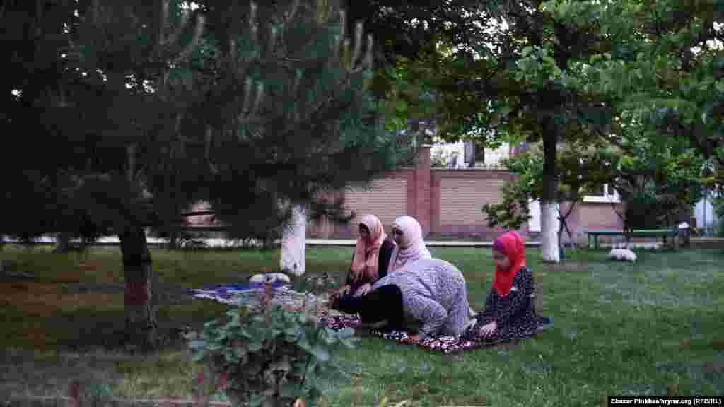 Mahkeme yanında aqaylar da, apaylar da namaz qıla