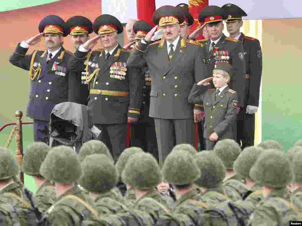 Президент Белоруссии Лукашенко со своим сыном Николаем на военном параде в Минске. 