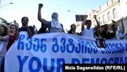 Розбурханий напередодні виборів скандал із тортурами у грузинських в’язницях робить сильнішою опозицію