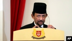 Султан Брунея Хассанал Болкиах на торжественном мероприятии, посвященном 50-летию Соглашения о взаимозаменяемости валют в Сингапуре и Брунее, июль 2017 года. Фото: AP.