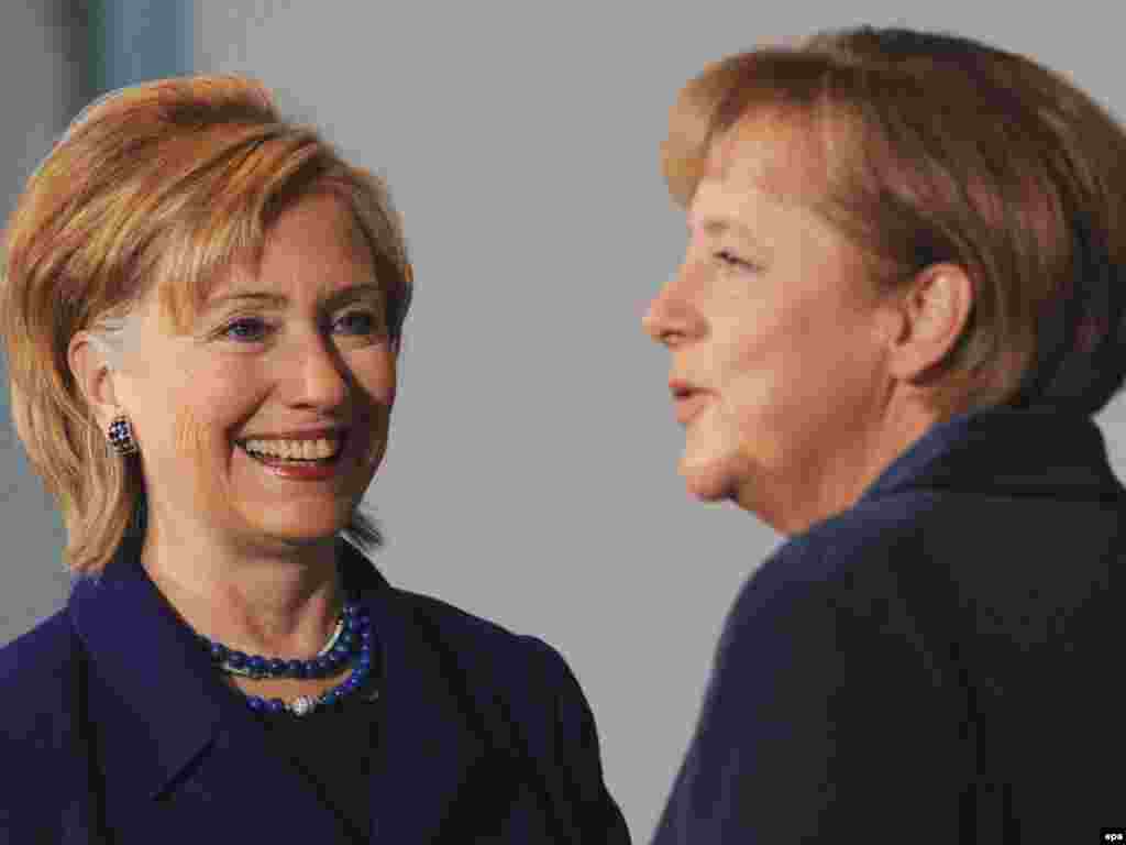 Держсекретар США Гілларі Клінтон і канцлер Німеччини Анґела Меркель під час спільної прес-конференції 