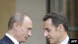 نیکولا سرکوزی رییس جمهوری فرانسه در دیدار با ولادیمیر پوتین، نخست وزیر روسیه.