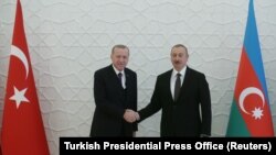 Президент Турции Реджеп Тайип Эрдоган (слева) и президент Азербайджана Ильхам Алиев