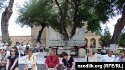 Туристы в древнем Самарканде