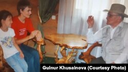 Азат сеңлесе Зөлфия һәм бабасы Фәнзаман Баттал белән