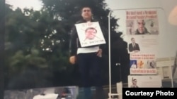 DWT oppozision hereketiniň lideri Myrat Gurbanow Ženewada protest geçirýär.